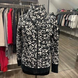 Lululemon sweatshirt with a zipper and thumb holes size 8